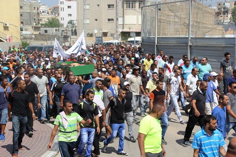 جسر الزرقاء: جنازة المرحوم رامي إسكندر (24 عامًا) تتحوّل إلى مسيرة ضد العنف